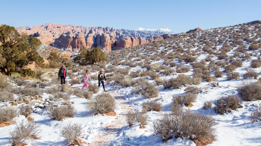 Hiking to Longbow Arch 